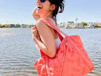 The easy tote 2 is the perfect summer bag. Roomy on the inside and never looks bulky. Perfect for trips to the beach. #color_coral-cheetah